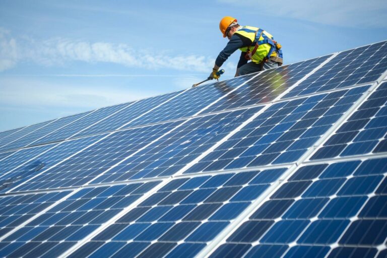 Guide ultime : installation de panneaux solaires et optimisation du rendement
